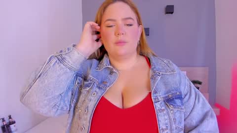 Snapshot of sophiarossee chatting on February 5, 2025, 12:38 pm Sofi online show from February 5, 2025, 12:38 pm