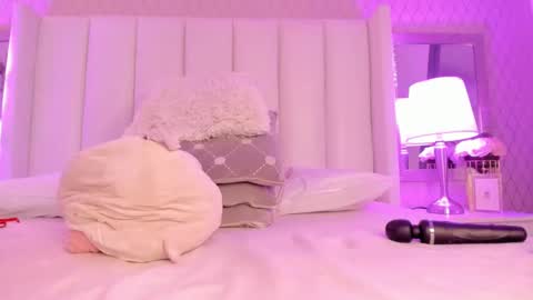 Snapshot of sophiasmiths_ chatting on February 9, 2025, 12:49 am SophiaSmiths online show from February 9, 2025, 12:49 am