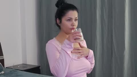 Sophie jeans online show from December 14, 2025, 3:50 pm