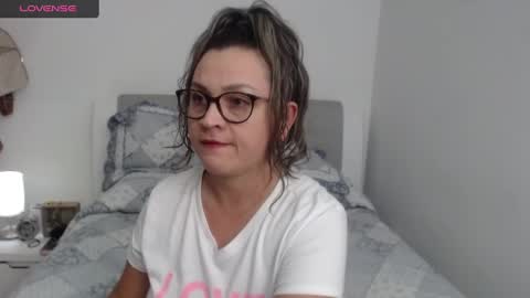 Snapshot of sophie_lopez1 chatting on January 19, 2025, 3:29 am Sofa online show from January 19, 2025, 3:29 am