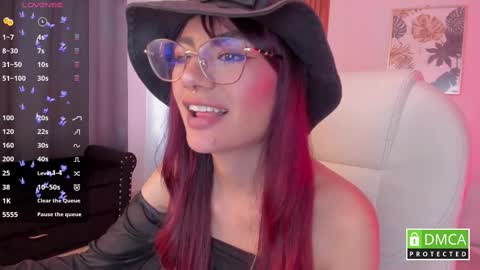 Snapshot of sophiecherry_ chatting on October 4, 2025, 9:57 pm Sophie IG sophiecherry es online show from October 4, 2025, 9:57 pm