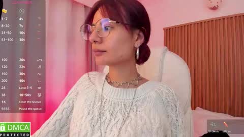 Snapshot of sophiecherry_ chatting on October 17, 2025, 10:34 pm Sophie IG sophiecherry es online show from October 17, 2025, 10:34 pm