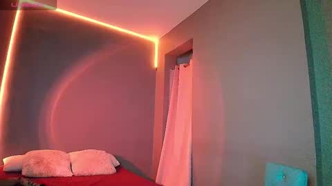 sophiejuicy_ online show from December 4, 2025, 6:01 am