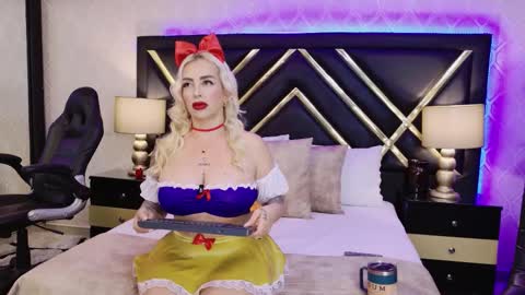 Snapshot of sophiewinslow chatting on November 1, 2025, 1:57 pm SophieWinslow online show from November 1, 2025, 1:57 pm