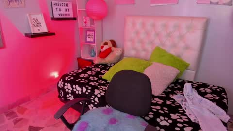 Snapshot of sophiia_13 chatting on December 6, 2024, 8:40 pm Sofi online show from December 6, 2024, 8:40 pm
