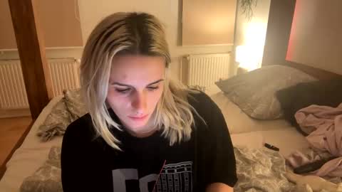 Snapshot of spacegirl42o chatting on December 19, 2024, 5:18 pm Spacegirl online show from December 19, 2024, 5:18 pm