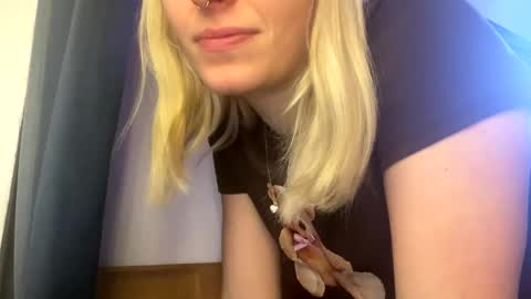 Snapshot of spacegirl42o chatting on December 28, 2024, 3:37 pm Spacegirl online show from December 28, 2024, 3:37 pm