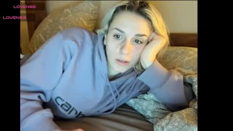 Snapshot of spacegirl42o chatting on January 10, 2025, 9:31 pm Spacegirl online show from January 10, 2025, 9:31 pm