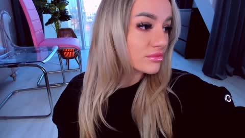 Anna online show from December 23, 2024, 1:13 pm