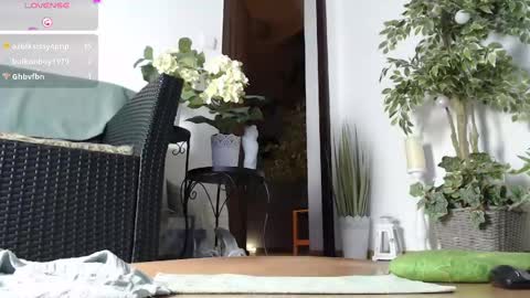 Snapshot of squirtmanica chatting on January 17, 2025, 6:04 am Monica online show from January 17, 2025, 6:04 am