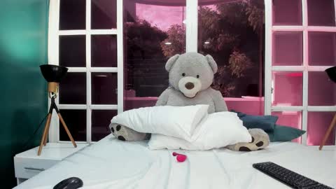 Snapshot of staar_hot chatting on November 10, 2025, 12:26 pm STAAR HOT online show from November 10, 2025, 12:26 pm