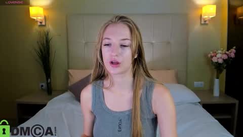 Snapshot of stacy_riiver chatting on September 15, 2025, 7:52 am Stacy Mon Tue Wed Thu Fri Sun GMT GMT 3 1000am - 0400pm  online show from September 15, 2025, 7:52 am