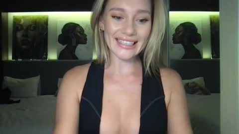 Snapshot of stella_loveu chatting on October 4, 2025, 1:53 pm Stella online show from October 4, 2025, 1:53 pm