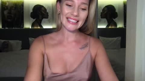 Snapshot of stella_loveu chatting on October 8, 2025, 1:20 pm Stella online show from October 8, 2025, 1:20 pm