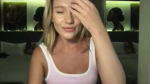 Stella online show from October 25, 2025, 1:07 pm