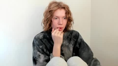 S T E L L A online show from October 2, 2025, 9:05 am