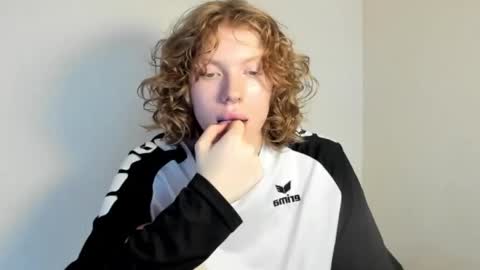 S T E L L A online show from November 4, 2025, 8:13 am