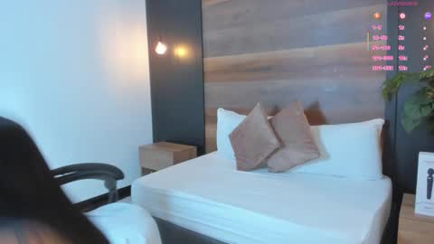 S T E P H A N Y A online show from October 31, 2025, 7:48 pm