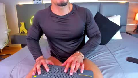 Snapshot of stone_lee_ chatting on February 13, 2025, 8:48 am Stone Lee online show from February 13, 2025, 8:48 am