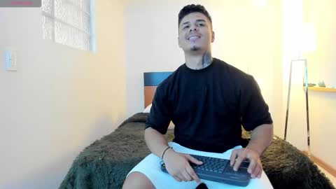 Snapshot of straight__friends chatting on November 19, 2025, 8:31 pm straight__friends online show from November 19, 2025, 8:31 pm