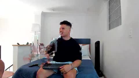 Snapshot of straight__friends chatting on November 20, 2025, 2:28 pm straight__friends online show from November 20, 2025, 2:28 pm