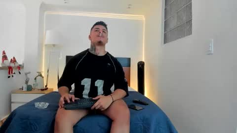 Snapshot of straight__friends chatting on November 22, 2025, 3:11 pm straight__friends online show from November 22, 2025, 3:11 pm