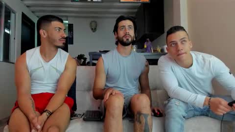 Snapshot of straight__friends chatting on December 2, 2025, 11:00 pm straight__friends online show from December 2, 2025, 11:00 pm