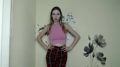 Snapshot of stranger_giirl chatting on December 16, 2024, 1:43 pm Amalia online show from December 16, 2024, 1:43 pm
