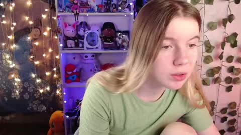 Snapshot of strawberry_juli chatting on February 28, 2025, 2:09 am Juli online show from February 28, 2025, 2:09 am