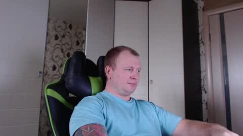 Snapshot of strongass18 chatting on January 14, 2025, 11:42 am Alex online show from January 14, 2025, 11:42 am