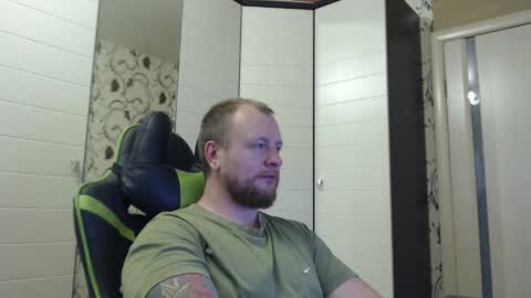 Snapshot of strongass18 chatting on October 5, 2025, 10:13 am Alex online show from October 5, 2025, 10:13 am