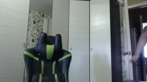 Snapshot of strongass18 chatting on October 16, 2025, 8:59 am Alex online show from October 16, 2025, 8:59 am