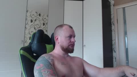 Snapshot of strongass18 chatting on October 21, 2025, 8:37 am Alex online show from October 21, 2025, 8:37 am