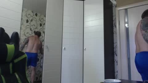 Snapshot of strongass18 chatting on November 18, 2025, 9:03 am Alex online show from November 18, 2025, 9:03 am