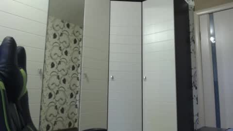 Snapshot of strongass18 chatting on December 1, 2025, 9:58 am Alex online show from December 1, 2025, 9:58 am