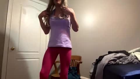 Snapshot of submiss14 chatting on December 1, 2025, 11:04 am Sissy Isabella online show from December 1, 2025, 11:04 am