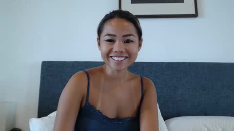 Snapshot of sun_lover_95 chatting on March 1, 2025, 3:32 am Vy online show from March 1, 2025, 3:32 am