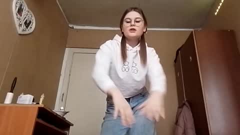 Snapshot of sundayquicksall chatting on November 5, 2025, 6:02 am I am Lana Can we hit 10 Thumbs Up in first day online show from November 5, 2025, 6:02 am