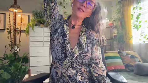 Snapshot of sunnie_dayz chatting on November 4, 2025, 5:01 pm Hi Im Sunnie - Next show Friday August 1 online show from November 4, 2025, 5:01 pm