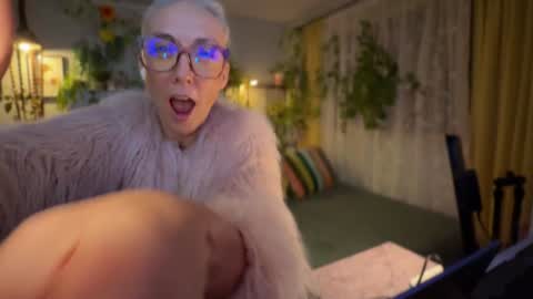 Snapshot of sunnie_dayz chatting on November 21, 2025, 1:32 pm Hi Im Sunnie - Next show Friday August 1 online show from November 21, 2025, 1:32 pm