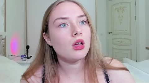 Snapshot of sunny_love__ chatting on November 7, 2025, 12:27 pm Vanessa online show from November 7, 2025, 12:27 pm