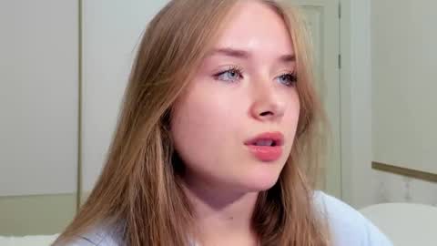 Snapshot of sunny_love__ chatting on December 1, 2025, 12:21 pm Vanessa online show from December 1, 2025, 12:21 pm