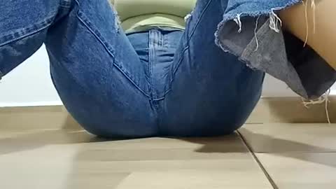 Annie online show from November 14, 2025, 7:01 pm