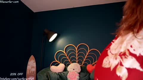 Snapshot of surfergirl121 chatting on February 14, 2025, 9:43 pm Allie online show from February 14, 2025, 9:43 pm