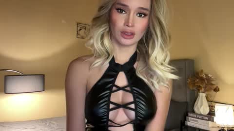 Mia online show from November 7, 2025, 7:30 am