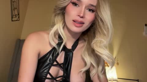 Mia online show from November 27, 2025, 7:38 pm