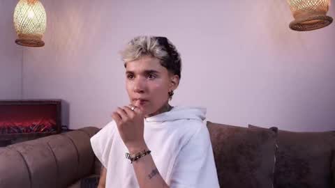 suzuwolf_dim online show from November 11, 2025, 6:57 am