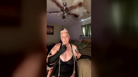 Snapshot of swazy89 chatting on December 15, 2025, 2:32 pm swazy89 online show from December 15, 2025, 2:32 pm