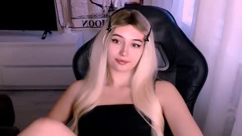 Snapshot of sweeet_baby0 chatting on October 16, 2025, 1:17 am Kate online show from October 16, 2025, 1:17 am