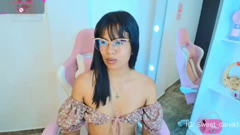 sweet_dania_ online show from March 4, 2025, 6:47 am